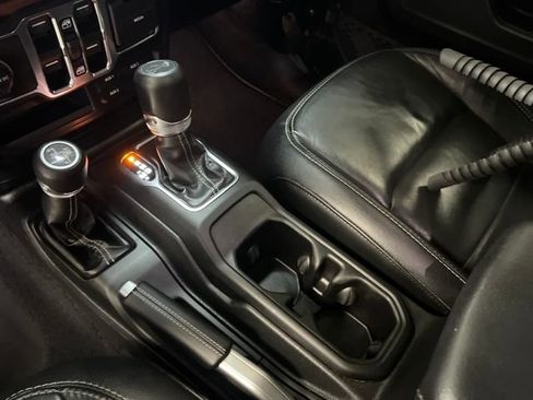 Used 2018 Jeep Wrangler Unlimited Sahara image 25