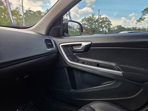 Used 2018 Volvo V60 T5 Cross Country image 21