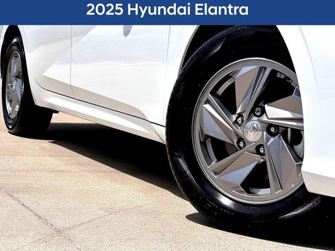 Used 2025 Hyundai Elantra SE w/ Cargo Package image 2