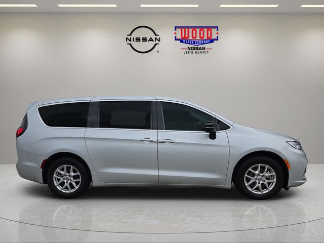 Used 2024 Chrysler Pacifica Touring-L FWD image 2