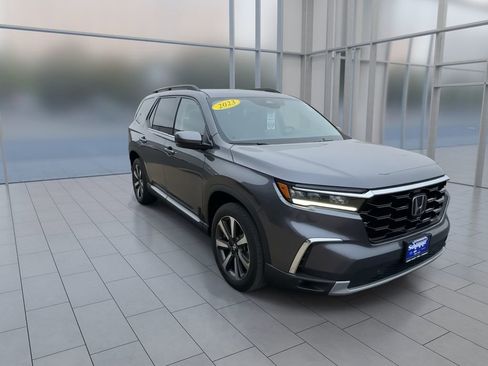 Used 2023 Honda Pilot Touring image 3
