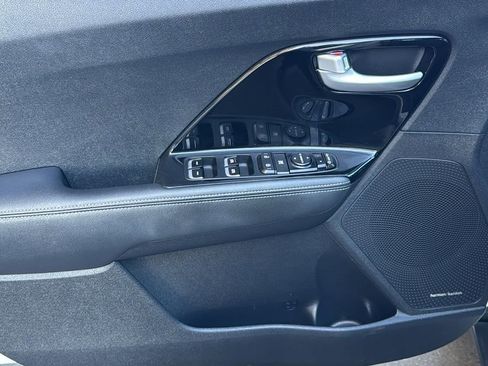 Used 2017 Kia Niro EX image 18