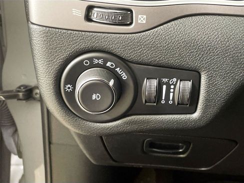 Used 2021 Jeep Cherokee Latitude Plus AWD/4WD image 14