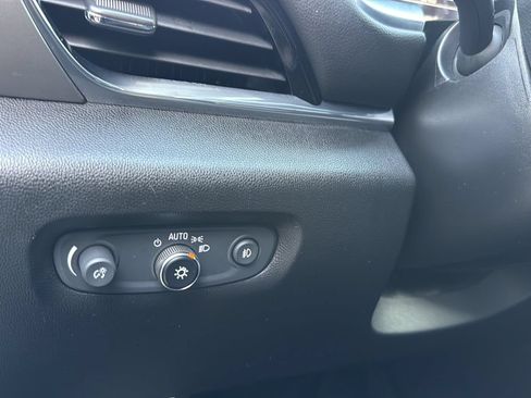 Used 2019 Chevrolet Traverse LT FWD image 15