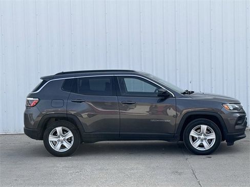 Used 2022 Jeep Compass Latitude image 3