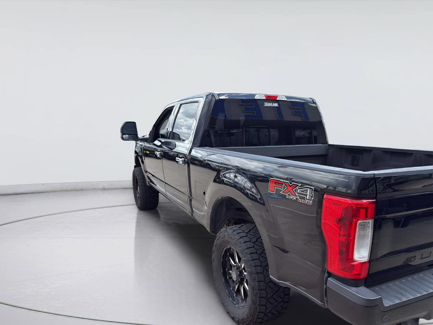Used 2017 Ford F250 XLT w/ XLT Premium Package AWD/4WD image 7