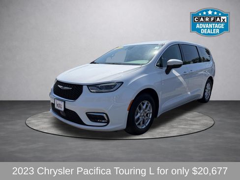 Used 2023 Chrysler Pacifica Touring-L FWD image 7