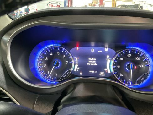 Used 2023 Chrysler Pacifica Touring-L FWD image 16