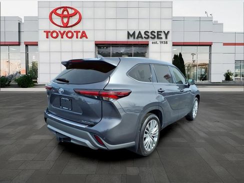 Used 2024 Toyota Highlander Platinum image 3