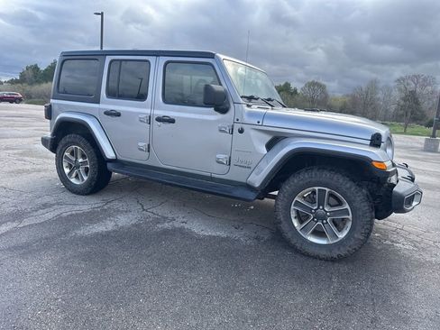 Used 2018 Jeep Wrangler Unlimited Sahara AWD/4WD image 12