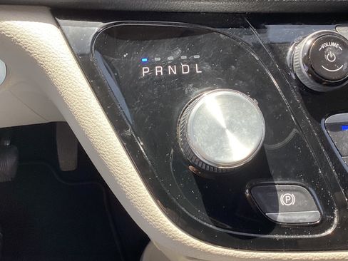 Used 2023 Chrysler Pacifica Touring-L FWD image 16