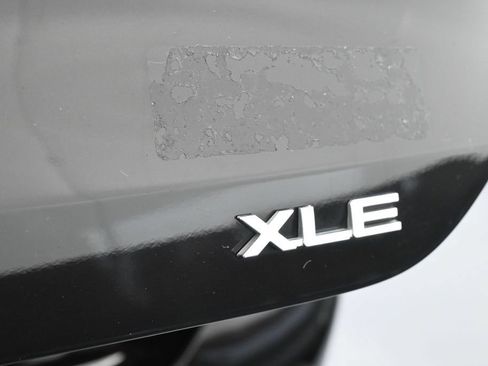 Used 2022 Toyota Highlander XLE FWD image 35
