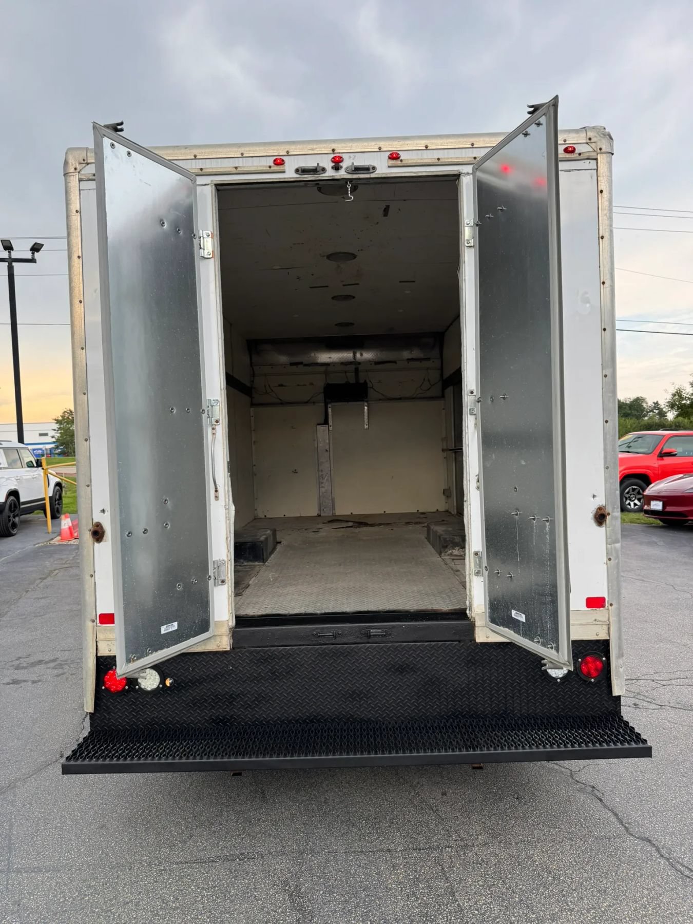Used 2016 Chevrolet Express 4500 RWD image 8