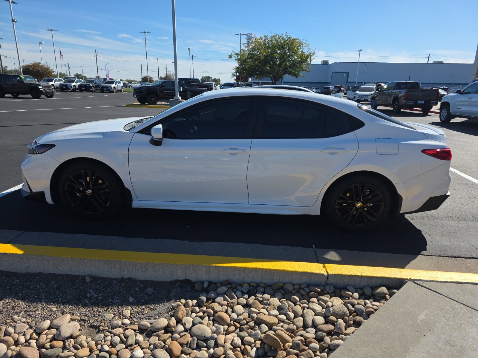 Used 2026 Toyota Camry SE w/ Convenience Package FWD image 1