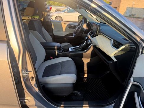 Used 2021 Toyota RAV4 XLE AWD/4WD image 4