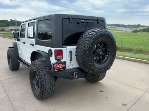 Used 2015 Jeep Wrangler Unlimited Rubicon w/ Connectivity Group AWD/4WD image 7