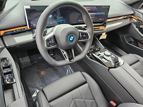 Certified 2026 BMW 550e xDrive image 3