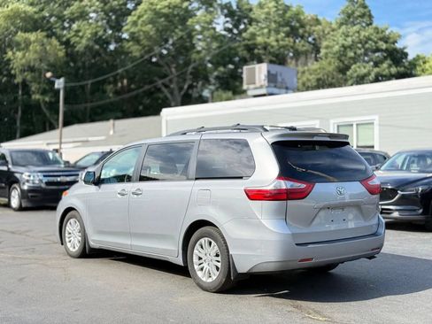 Used 2017 Toyota Sienna XLE w/ Outdoor Package FWD image 5
