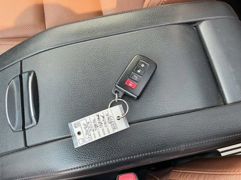 Used 2019 Toyota Highlander Limited Platinum AWD/4WD image 31