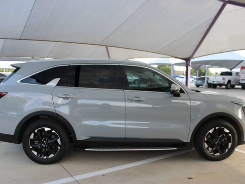 Used 2025 Kia Sorento S FWD image 7