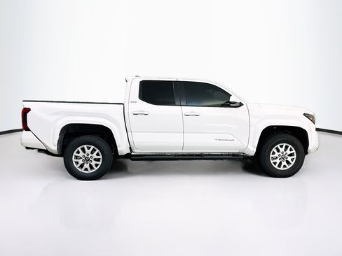 Used 2025 Toyota Tacoma SR5 AWD/4WD image 10