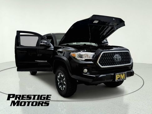Used 2018 Toyota Tacoma TRD Off-Road w/ Technology Package AWD/4WD image 11