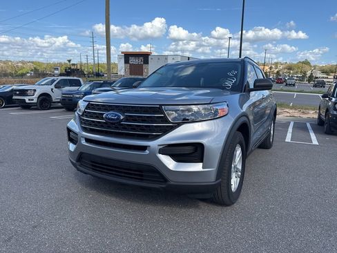 Used 2024 Ford Explorer XLT image 5
