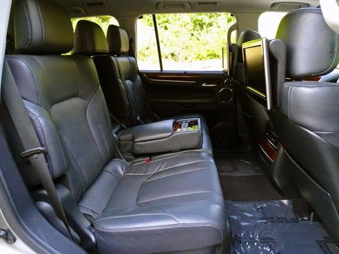 Used 2019 Lexus LX 570 4WD w/ Luxury Package image 32