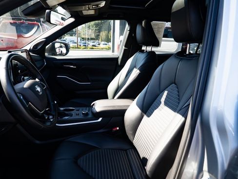 Used 2021 Toyota Highlander XSE image 17