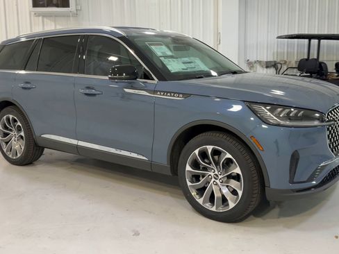 New 2026 Lincoln Aviator AWD image 3