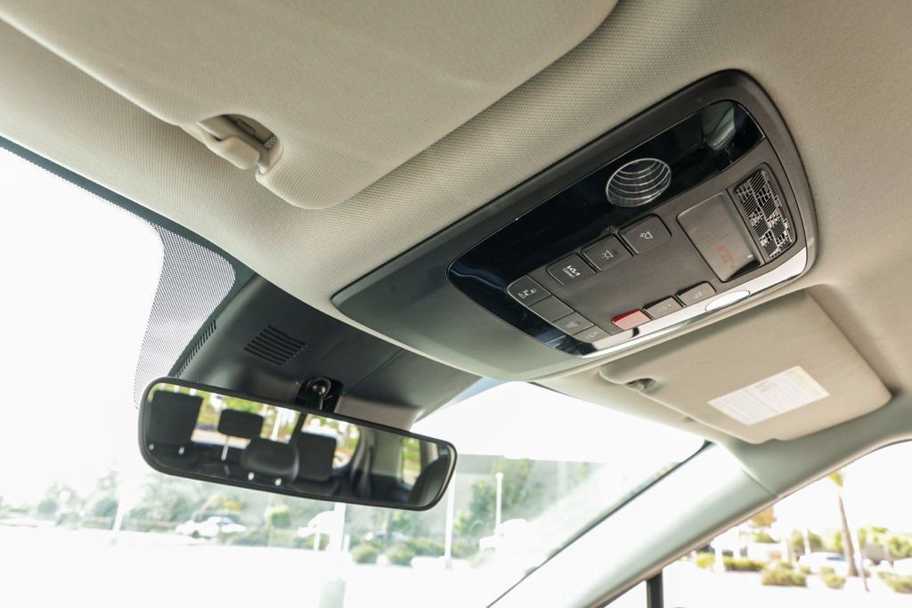 Used 2025 Kia Carnival FWD image 34