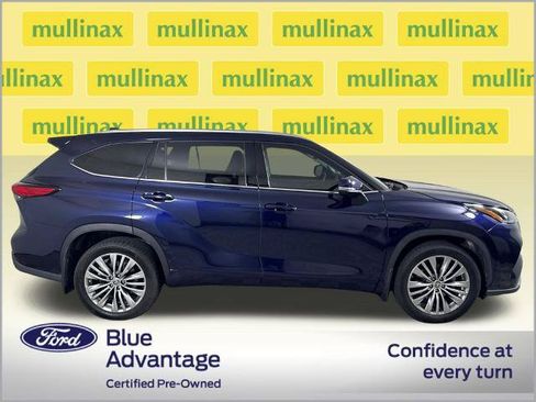 Used 2020 Toyota Highlander Platinum FWD image 2
