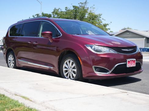 Used 2018 Chrysler Pacifica Touring-L FWD image 19