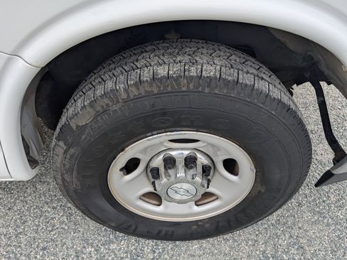 Used 2017 Chevrolet Express 2500 LT w/ LT Preferred Equipment Group image 4