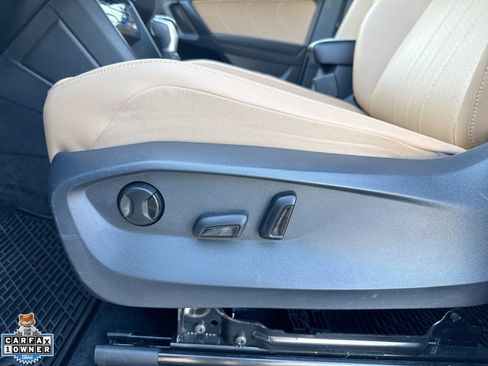 Used 2023 Volkswagen Tiguan SE w/ Panoramic Sunroof Package FWD image 15