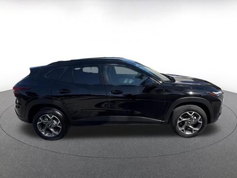 Used 2025 Chevrolet Trax LT FWD image 17