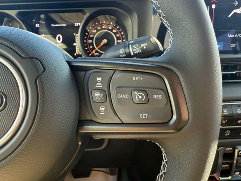 Used 2025 Jeep Gladiator Mojave w/ Convenience Group image 23