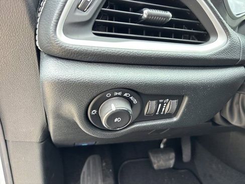 New 2026 Chrysler Pacifica Select FWD image 25