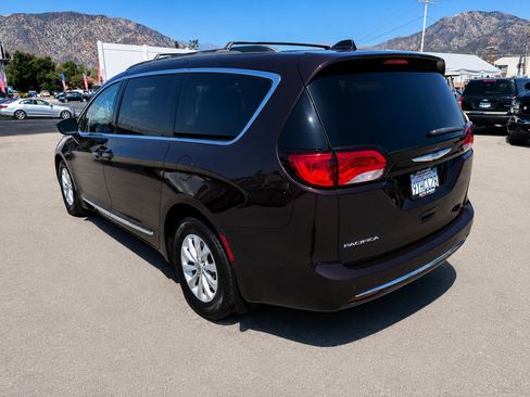 Used 2017 Chrysler Pacifica Touring-L FWD image 6