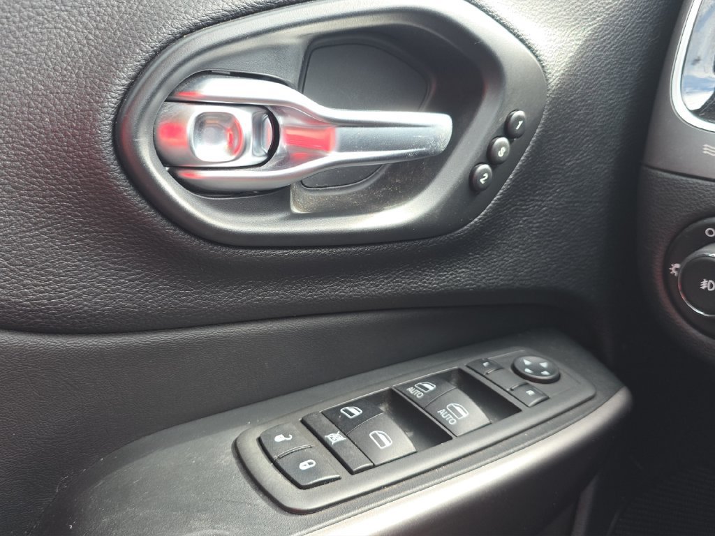 Used 2019 Jeep Cherokee Limited AWD/4WD image 11