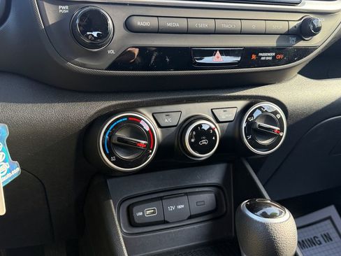 Used 2022 Hyundai Venue SE image 29