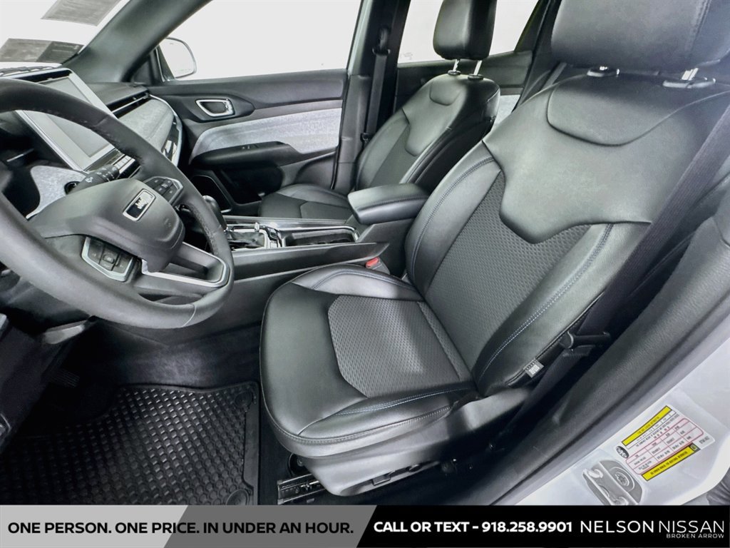 Used 2025 Jeep Compass Latitude w/ Convenience Group AWD/4WD image 19