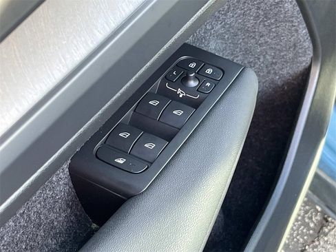 Used 2025 Volvo XC40 B5 Core w/ Climate Package image 25
