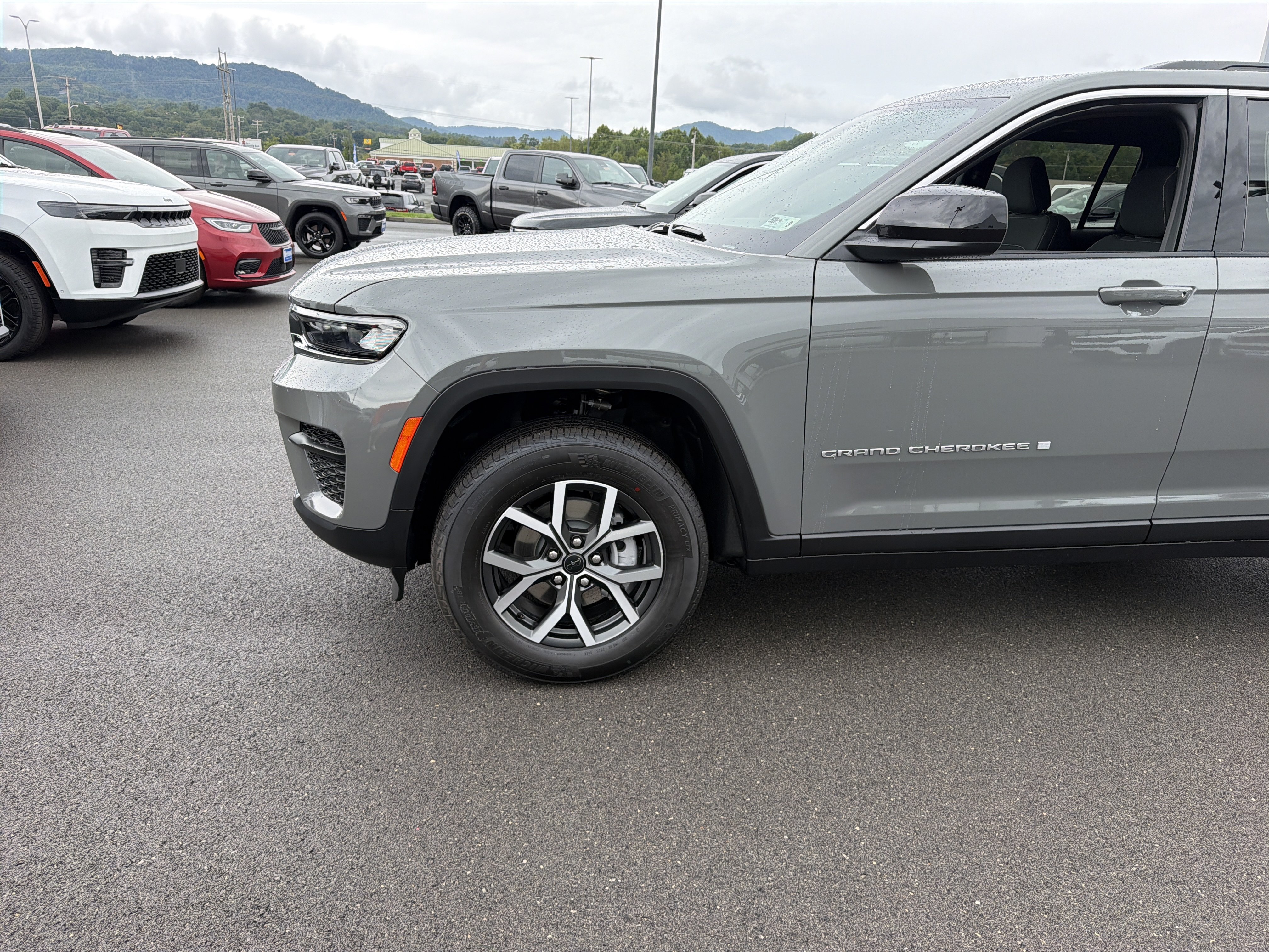 New 2027 Jeep Grand Cherokee Laredo X AWD/4WD image 12