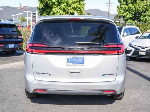 Used 2022 Chrysler Pacifica Limited w/ Uconnect Theater Family Group FWD image 8