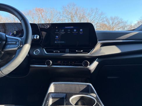 Used 2025 Chevrolet Equinox LT image 18