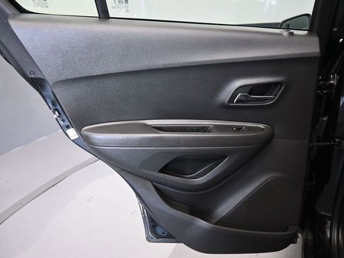 Used 2020 Chevrolet Trax LT w/ LT Convenience Package image 28