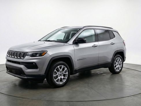 Used 2025 Jeep Compass Limited AWD/4WD image 3