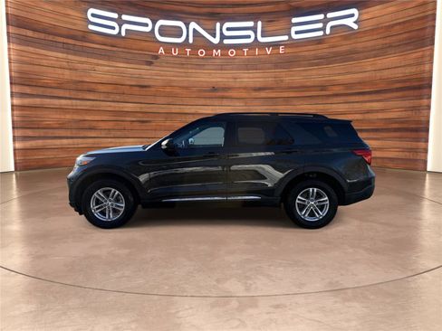 Used 2022 Ford Explorer XLT image 2