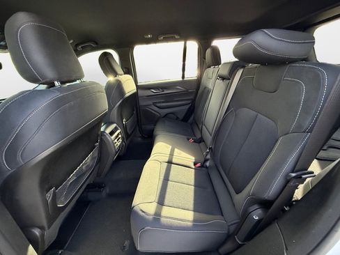 Used 2025 Jeep Grand Cherokee Laredo w/ Luxury Tech Group I image 16